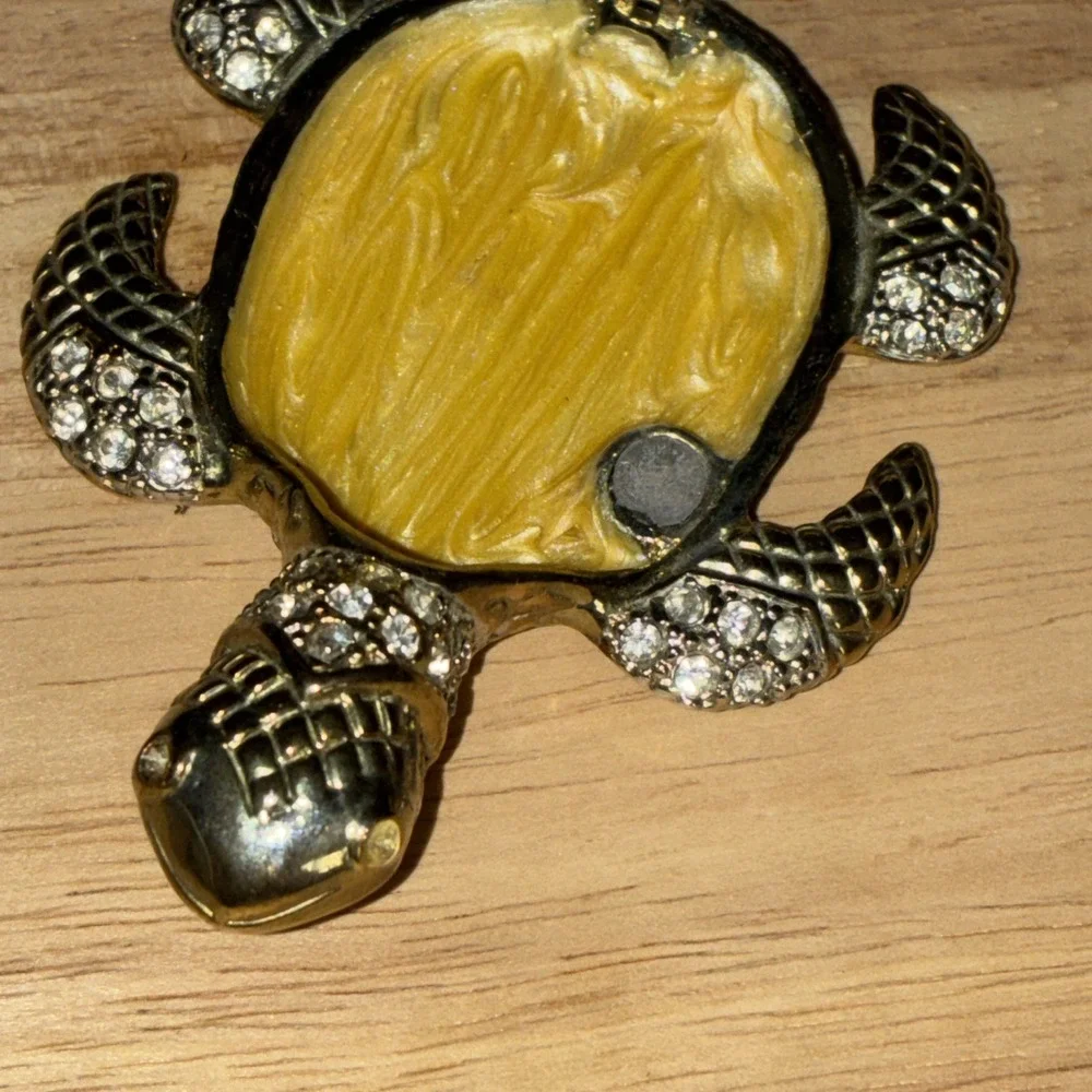 Brass Sea Turtle Trinket Box with Rhinestones Magnet Closure - Picture 7 of 12